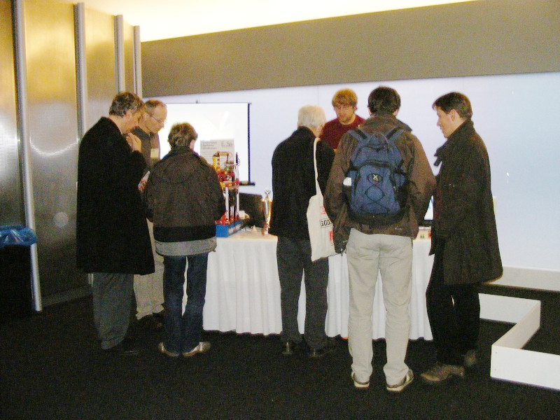 Eerste bezoekers EmSE stand